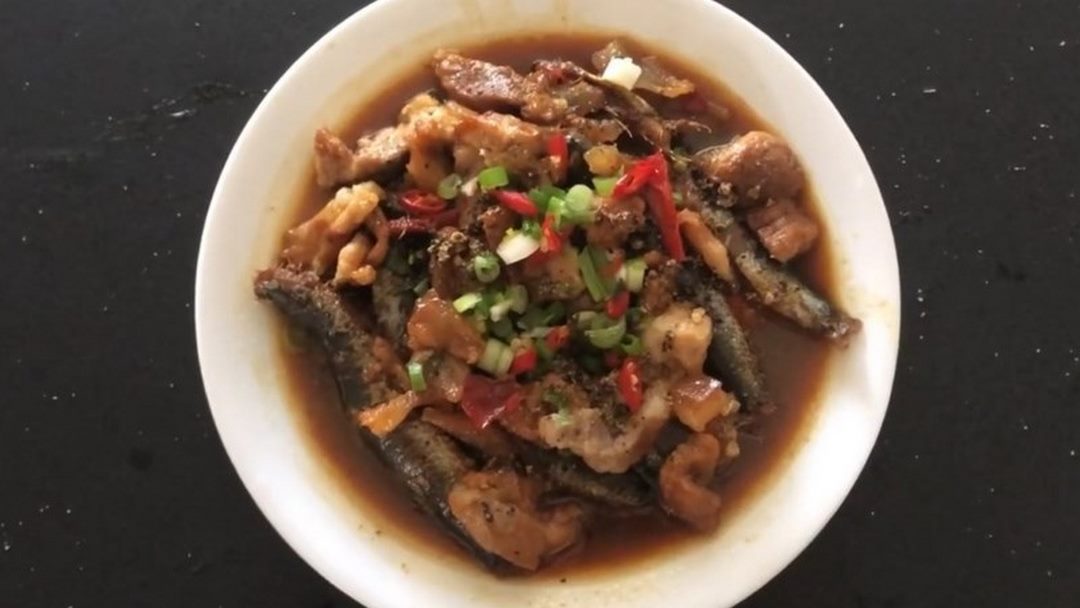 Cá trích kho thịt ba chỉ