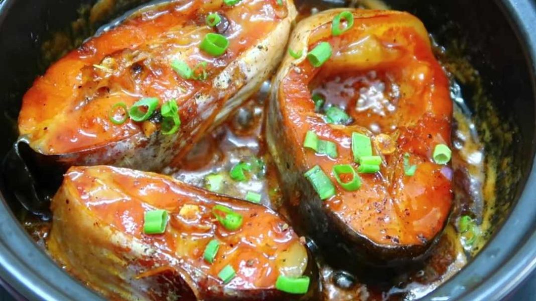 Cá basa kho gừng là một món ăn khá quen thuộc